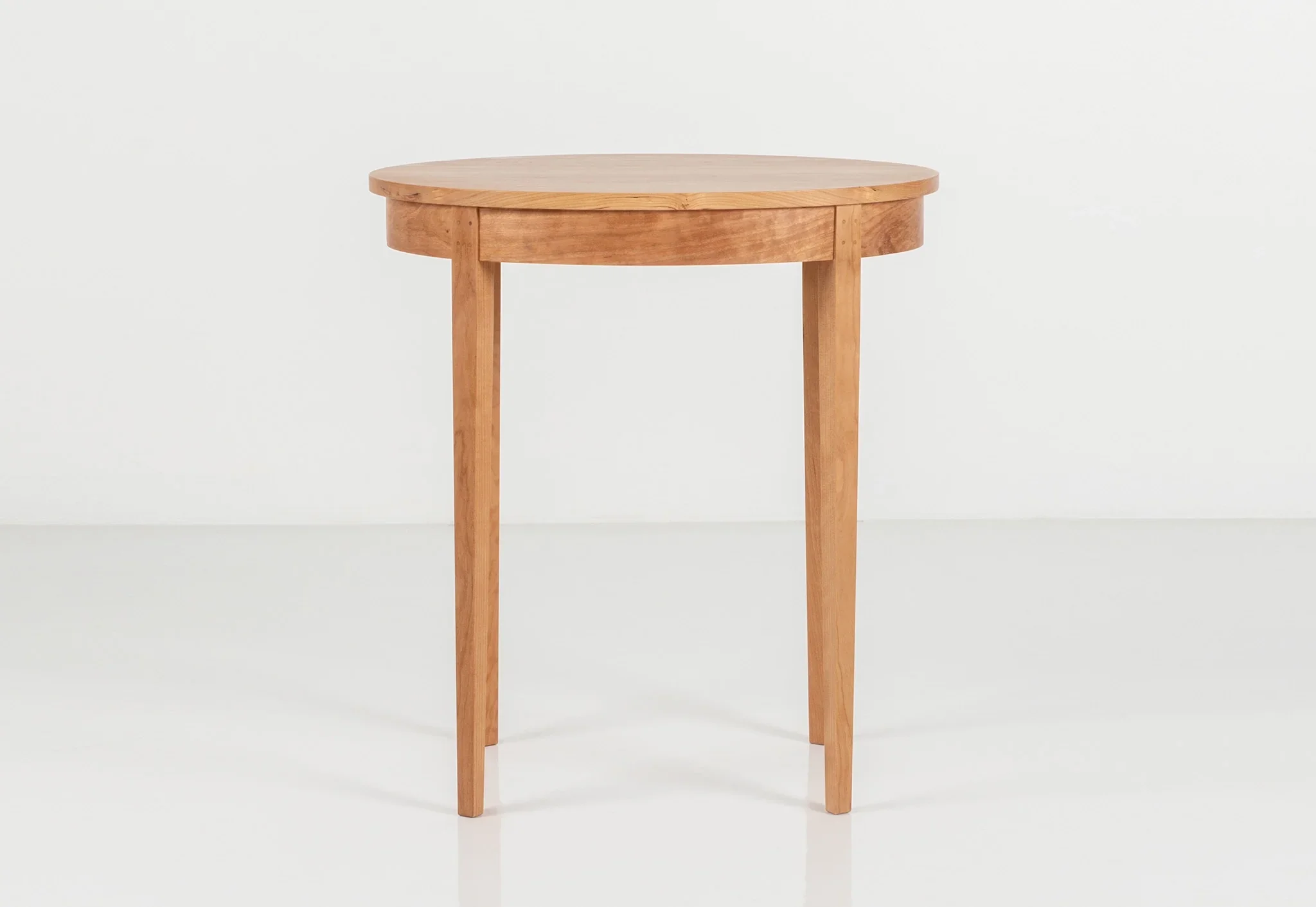Table Minimus – Oval - Inspired by styles, these tables all share the same leg structure, with four slender columns