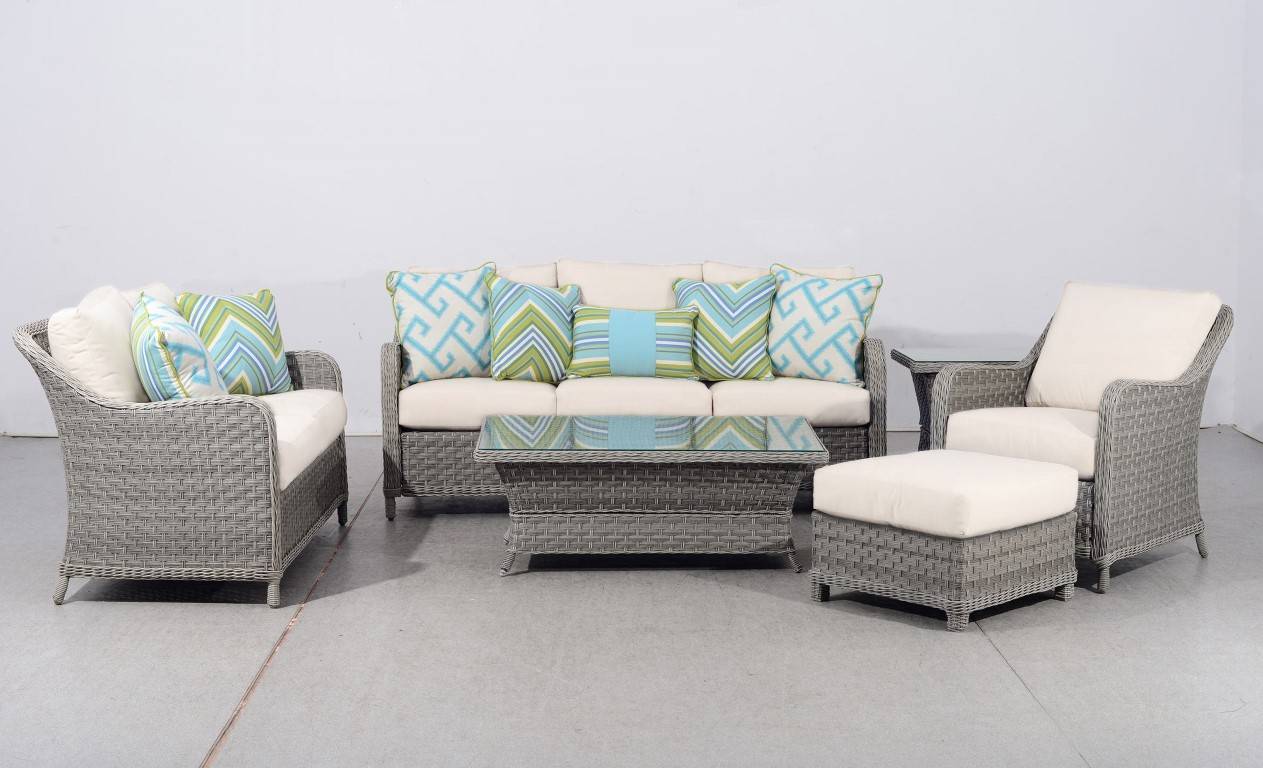 Outdoor Wicker Lounge Chair for Patio Deck in Brown