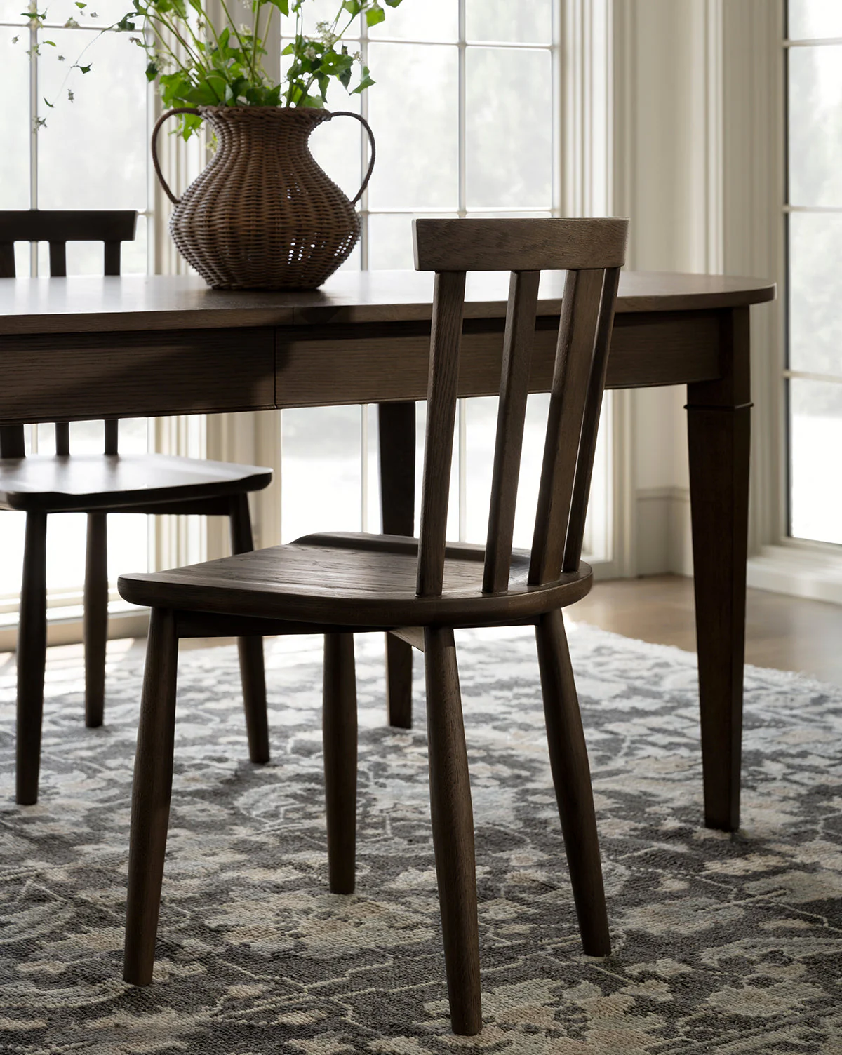 Classic Solid Wood Dining Chair with Curved Backrest & Tapered Legs for Dining Room