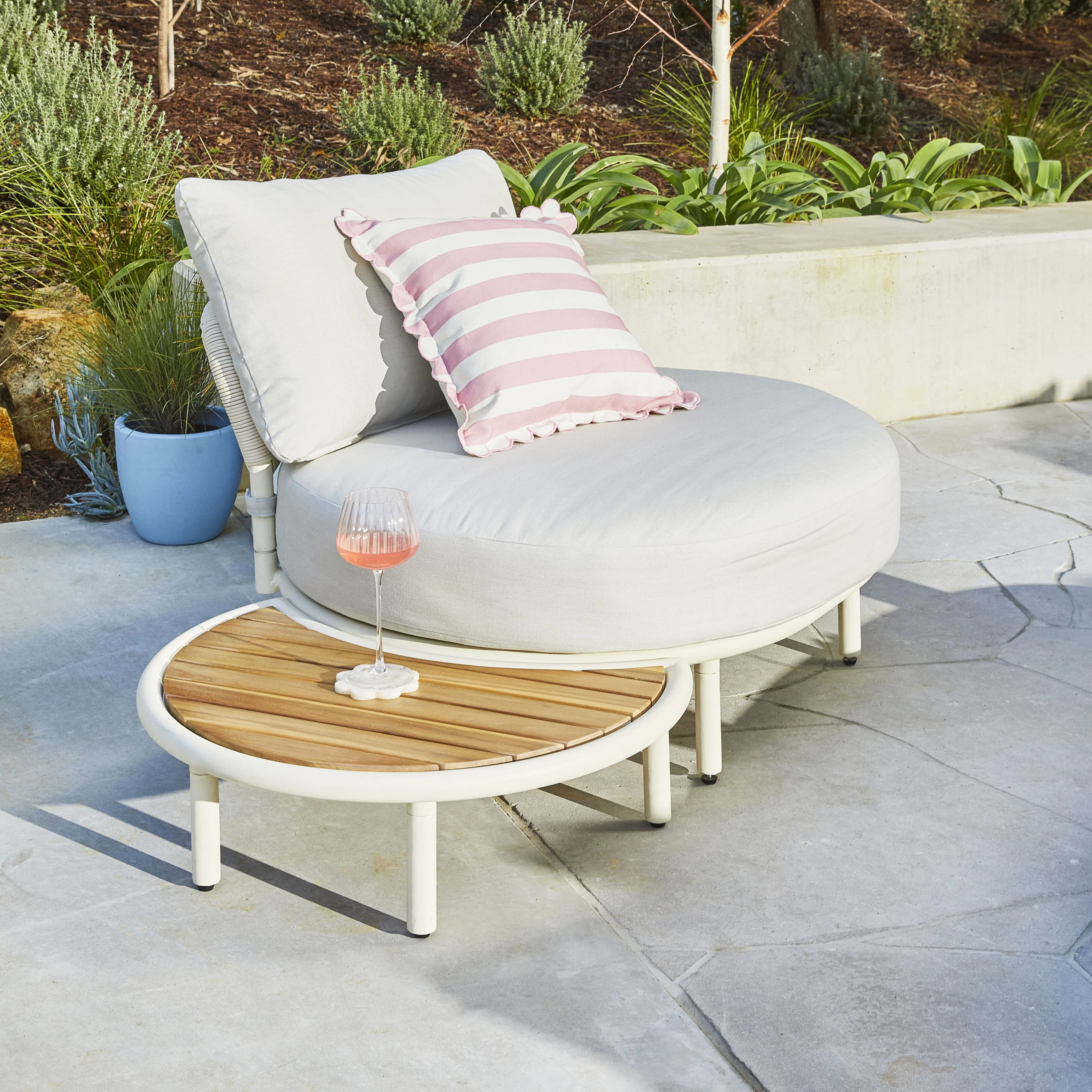 Curved Aluminium Outdoor Armchair Natural